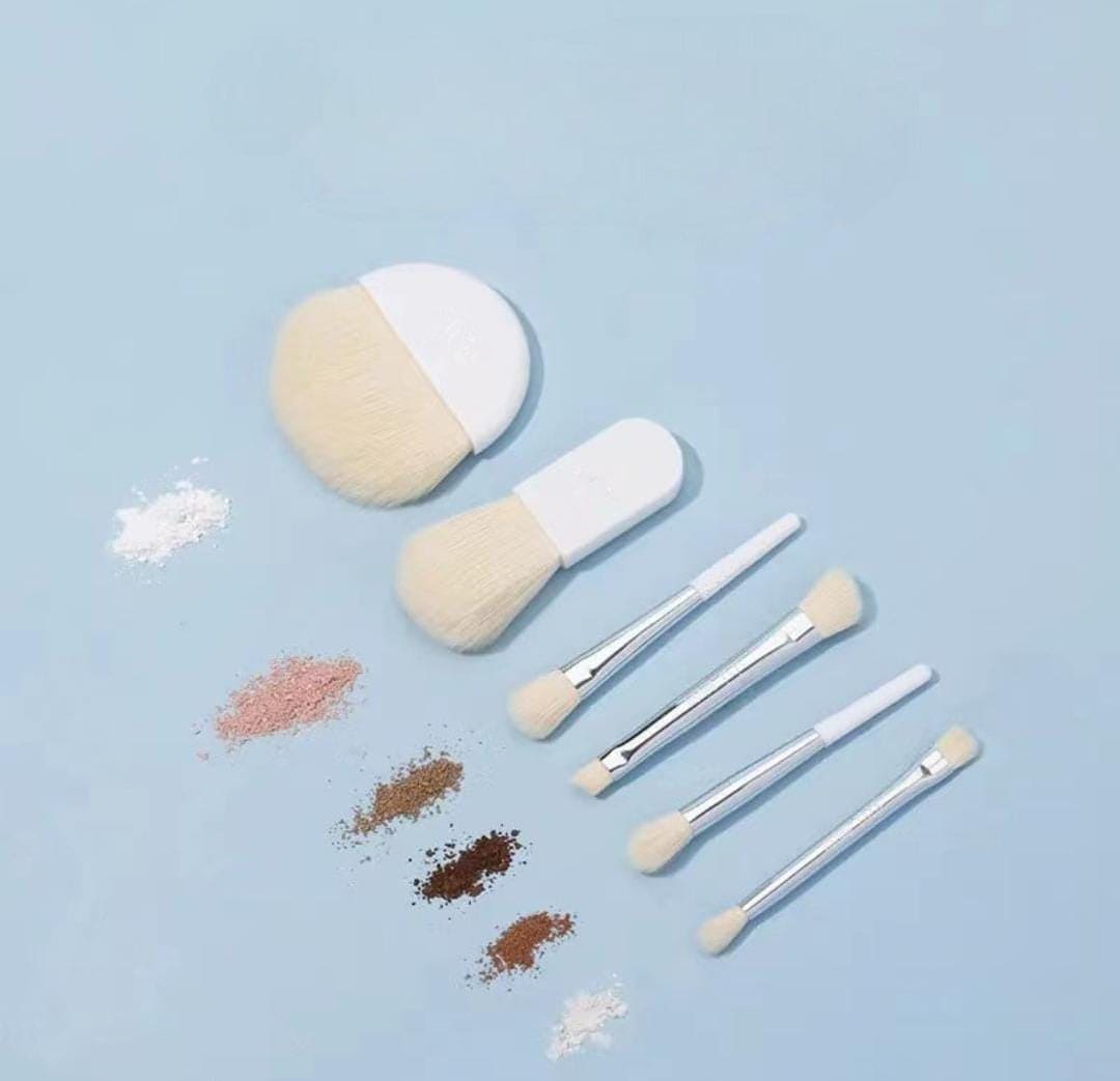 Set Of 4 Candy Makeup Brush Set, Portable Traveling Makeup Brush Set, Beauty Foundation Eye Shadow Tool Makeup Brush Set, Cosmetic Brushes Kit with PVC Case Set Of 4 Candy Makeup Brush Set, Portable Traveling Makeup Brush Set, Beauty Foundation Eye Shadow Tool Makeup Brush Set, Cosmetic Brushes Kit with PVC Case